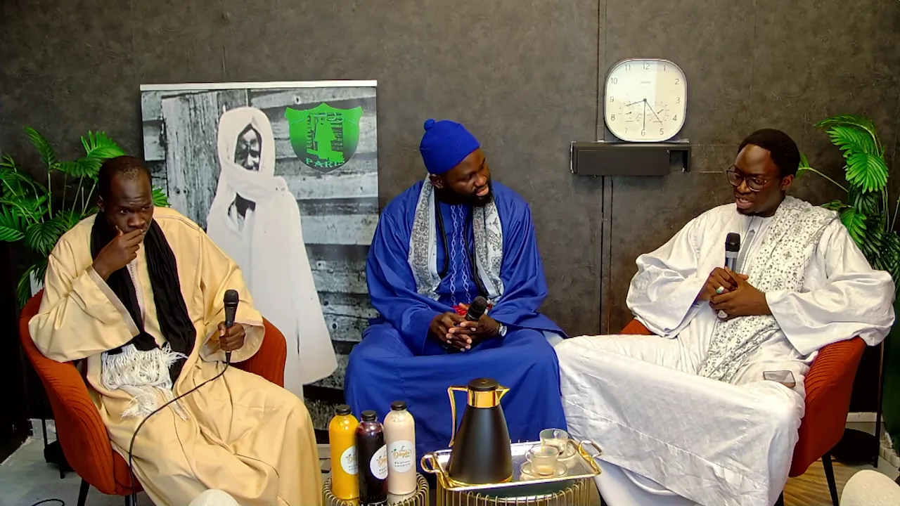 Plan large du plateau DIIWAN avec trois invités en tenue traditionnelle